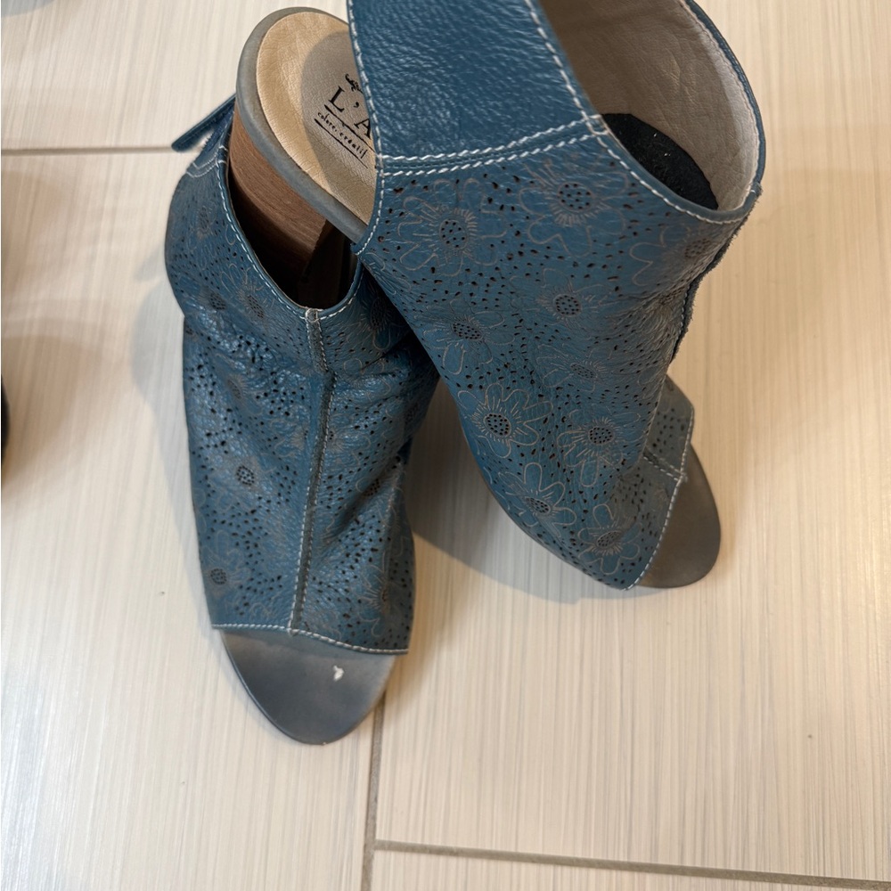 L’ARTISTE Blue Heeled Boots with Cut-Out Design